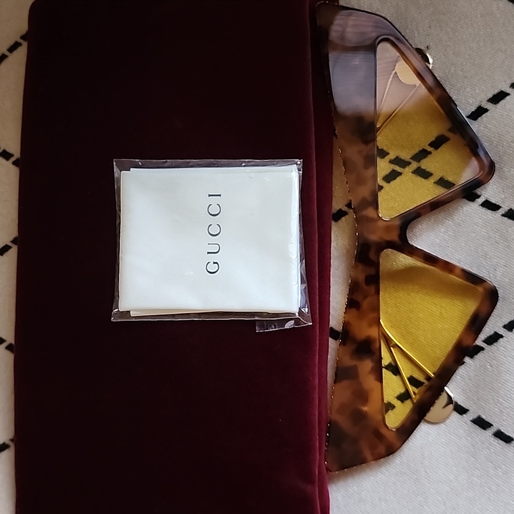 Authentic Gucci Geometric Crystal Sunglassess New with Cloth/Red Velvet Pouch